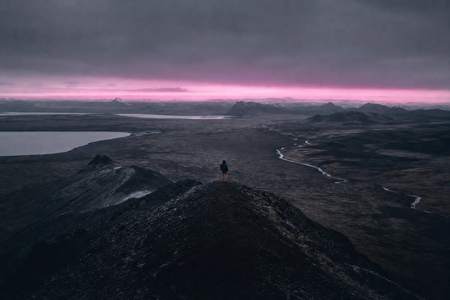 Terres noires d'Islande sous un ciel bas.