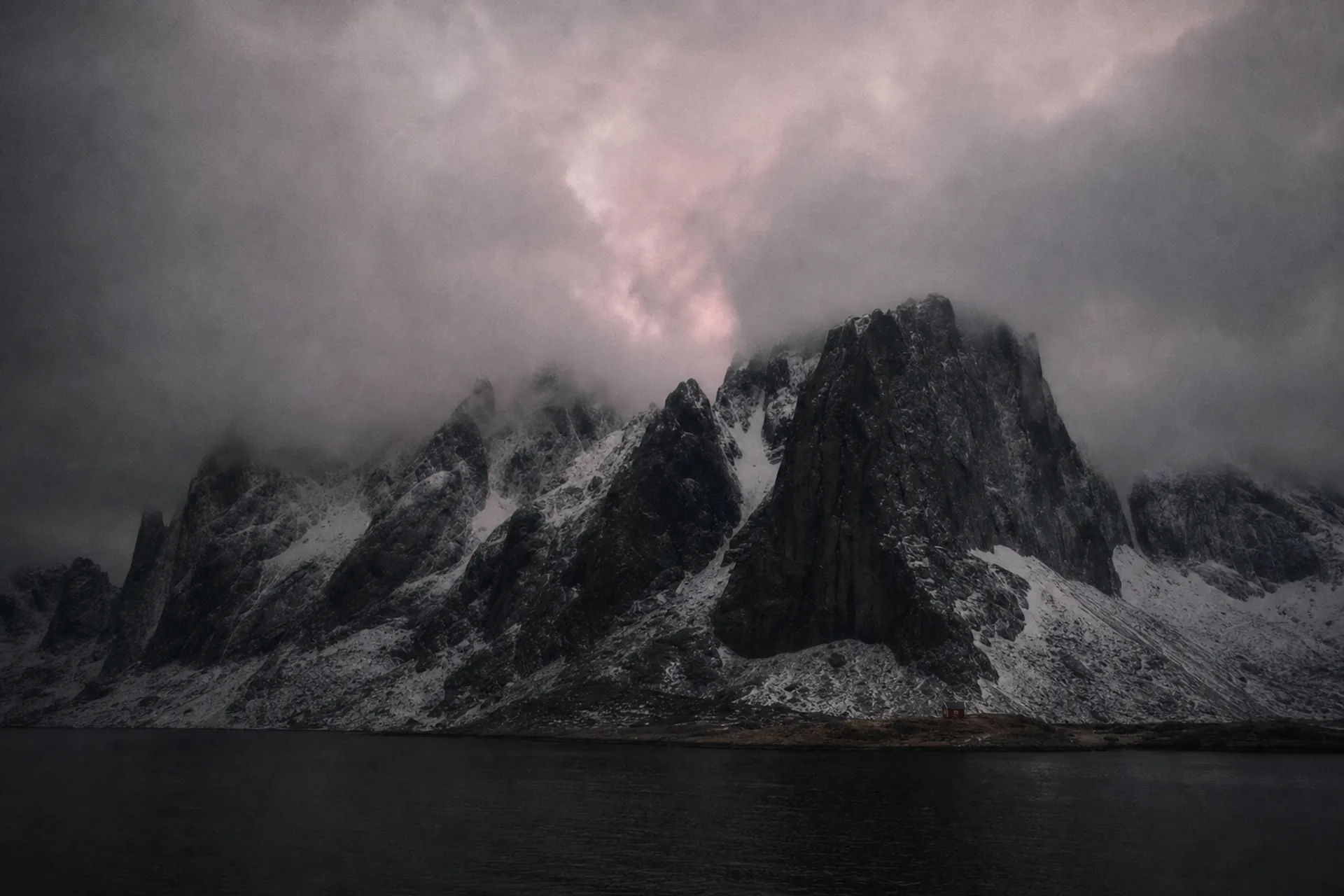 Pics de granit des Lofoten plongeant dans une eau noire.
